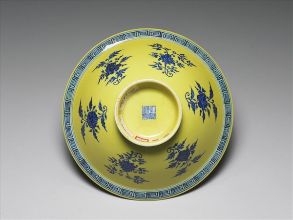 青花黃地花卉紋碗
