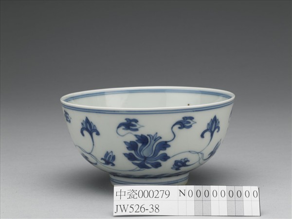 青花番蓮紋碗
