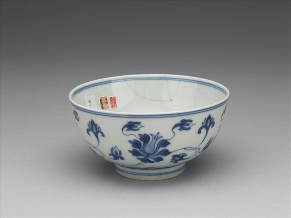 青花番蓮紋碗