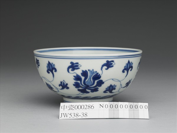 青花番蓮紋碗