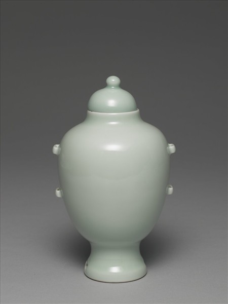 青瓷貫耳穿帶瓶