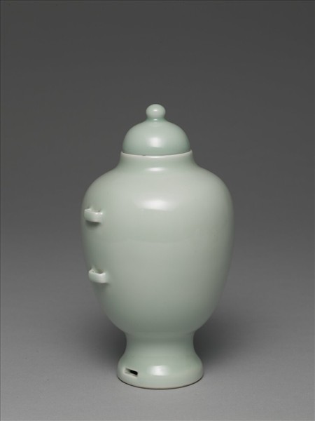 青瓷貫耳穿帶瓶