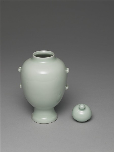 青瓷貫耳穿帶瓶