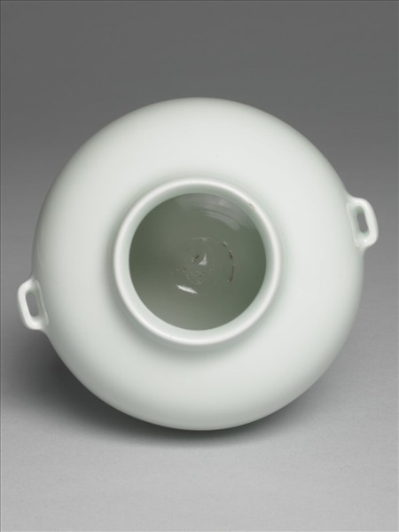 青瓷貫耳穿帶瓶