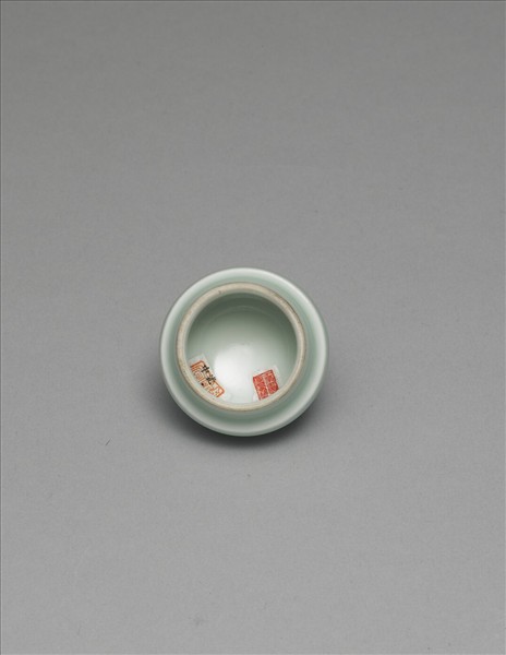 青瓷貫耳穿帶瓶