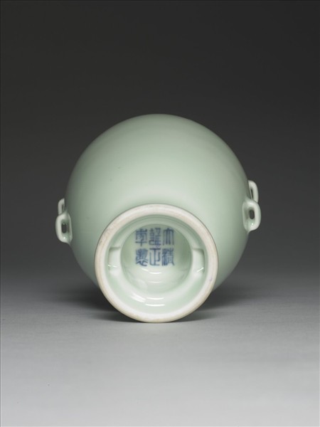 青瓷貫耳穿帶瓶