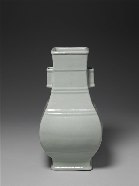 青瓷弦紋貫耳方瓶