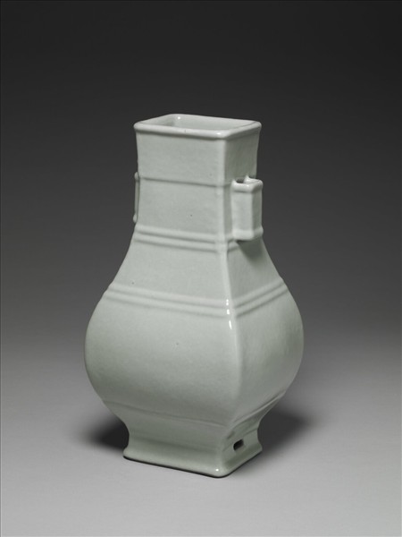 青瓷弦紋貫耳方瓶