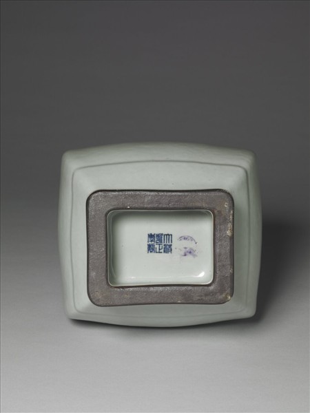 青瓷弦紋貫耳方瓶