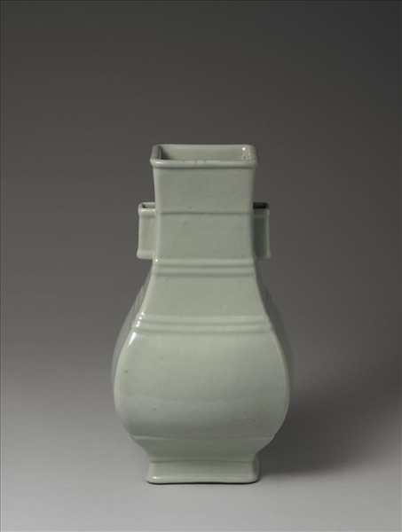 青瓷弦紋貫耳方瓶