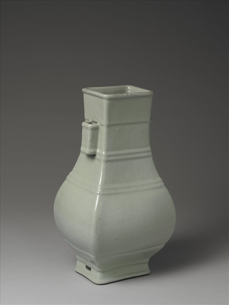 青瓷弦紋貫耳方瓶