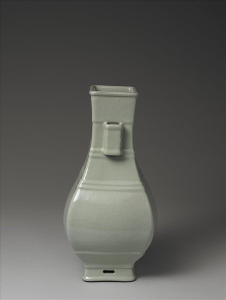 青瓷弦紋貫耳方瓶