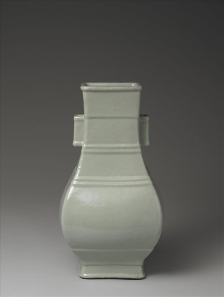 青瓷弦紋貫耳方瓶