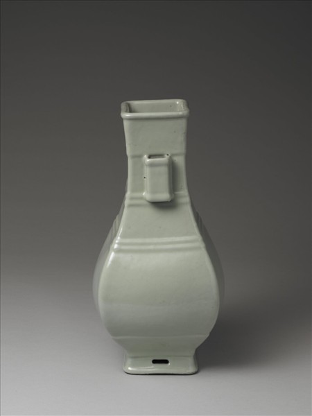 青瓷弦紋貫耳方瓶