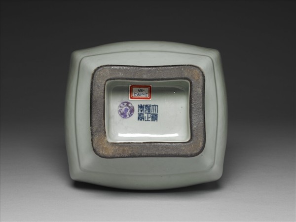 青瓷弦紋貫耳方瓶