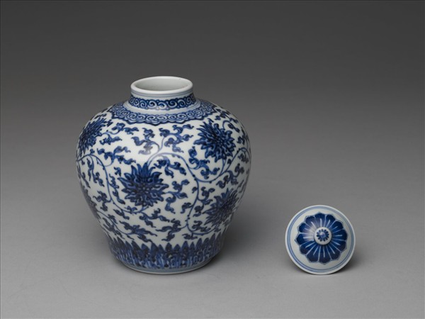 青花番蓮紋蓋罐