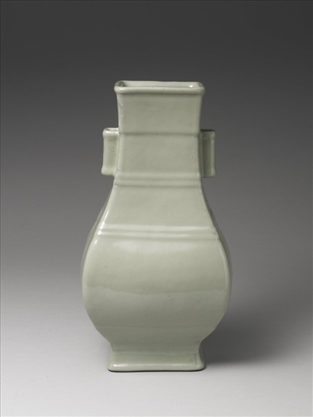 青瓷貫耳穿帶絃文方瓶