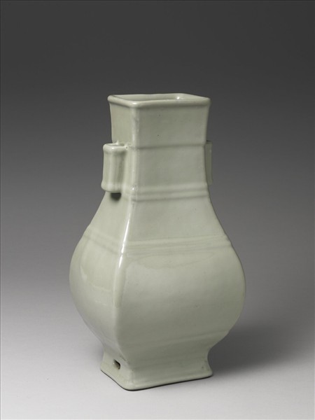 青瓷貫耳穿帶絃文方瓶