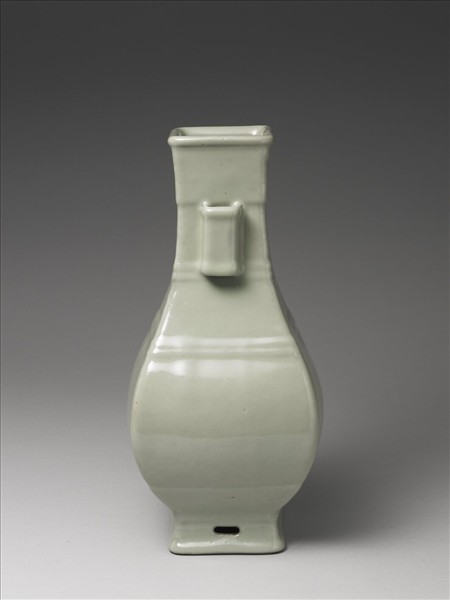 青瓷貫耳穿帶絃文方瓶