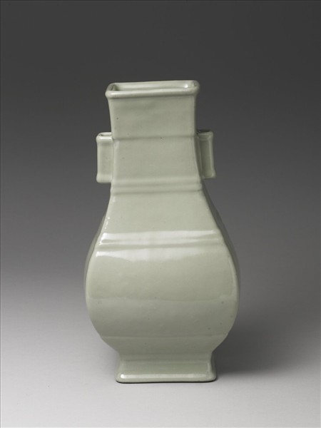 青瓷貫耳穿帶絃文方瓶