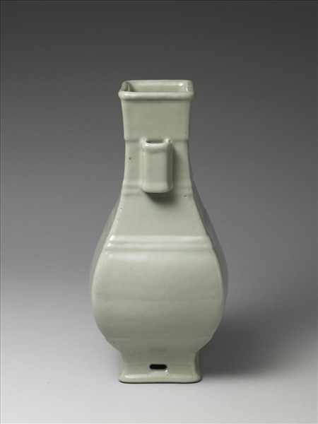 青瓷貫耳穿帶絃文方瓶