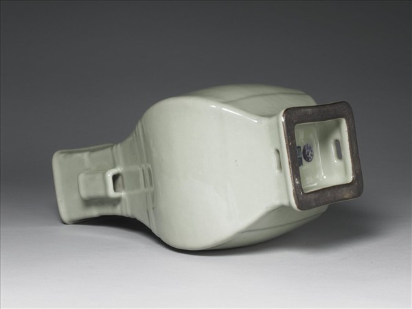 青瓷貫耳穿帶絃文方瓶