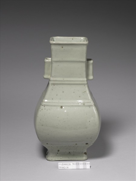 青瓷弦紋貫耳方瓶