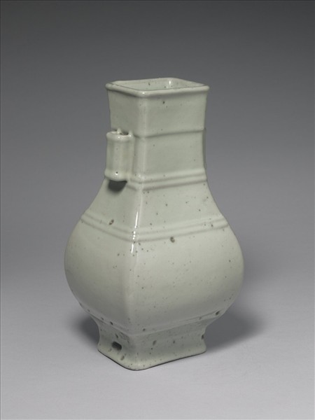 青瓷弦紋貫耳方瓶