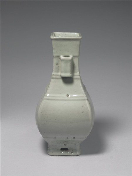 青瓷弦紋貫耳方瓶