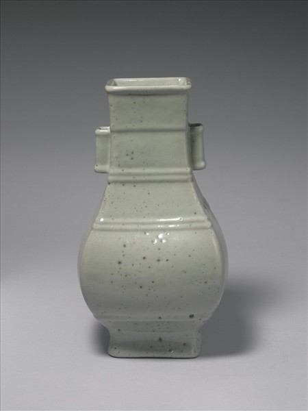 青瓷弦紋貫耳方瓶