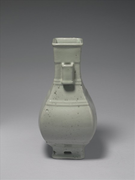 青瓷弦紋貫耳方瓶