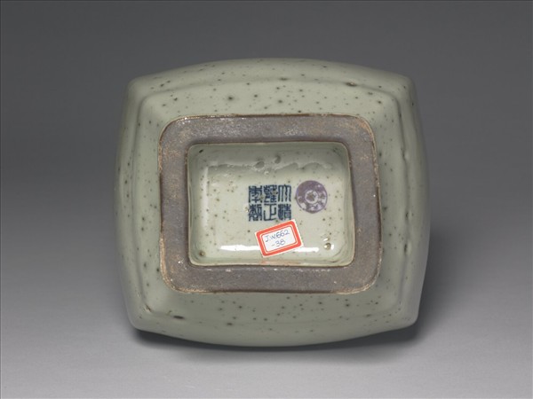 青瓷弦紋貫耳方瓶