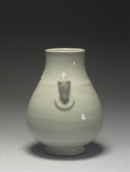 青瓷獸耳暗環瓶