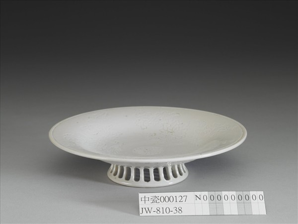 白瓷印花牡丹紋盤