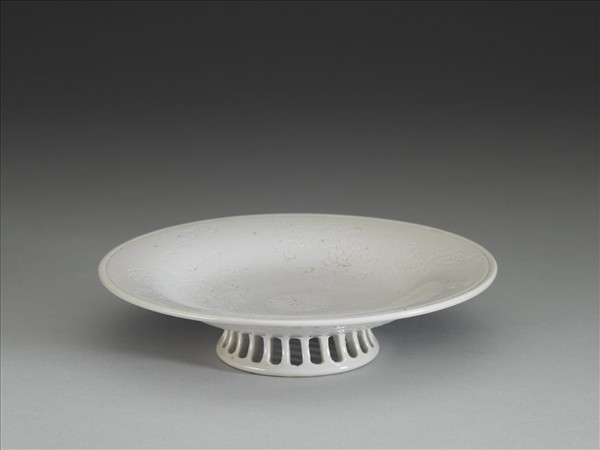 白瓷印花牡丹紋盤