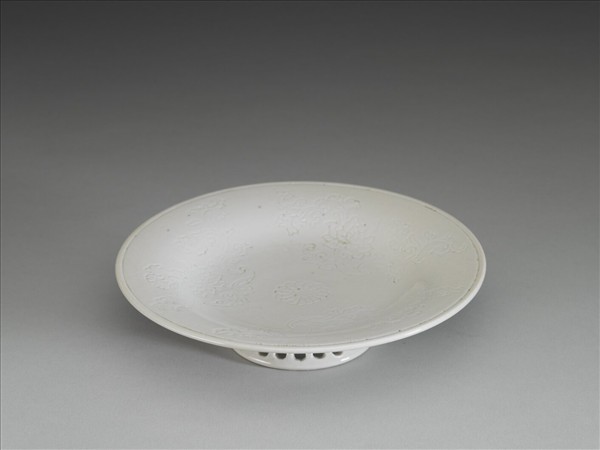 白瓷印花牡丹紋盤