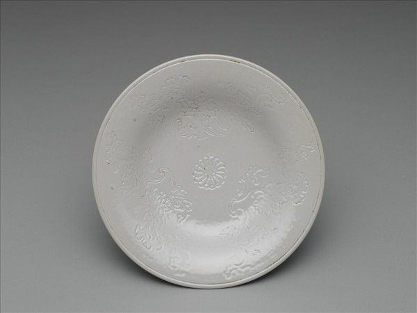 白瓷印花牡丹紋盤