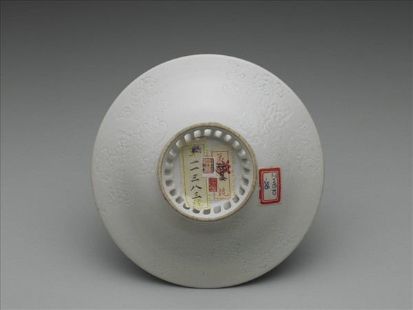 白瓷印花牡丹紋盤