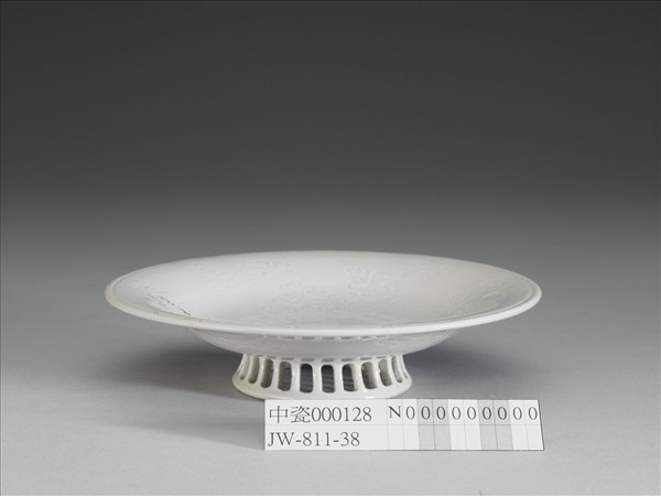 白瓷印花牡丹紋盤