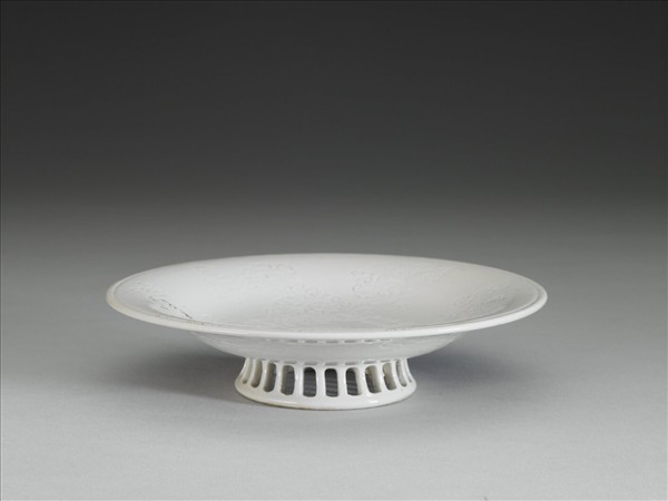 白瓷印花牡丹紋盤