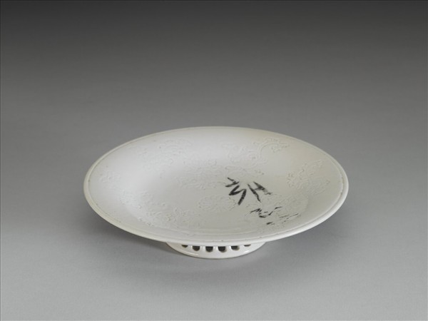 白瓷印花牡丹紋盤