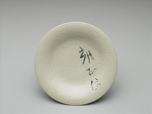 白瓷印花牡丹紋盤