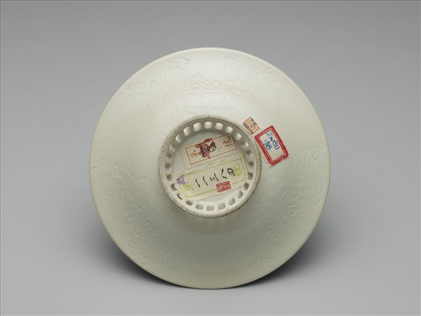 白瓷印花牡丹紋盤