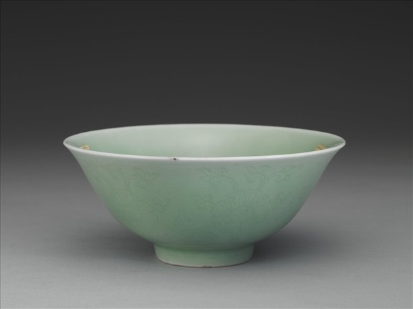 青瓷番蓮紋碗