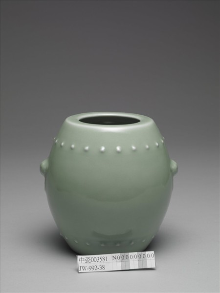 青瓷獸耳暗環鼓式罐