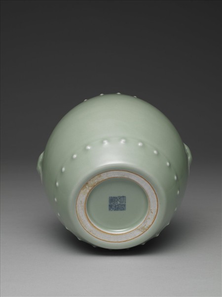 青瓷獸耳暗環鼓式罐