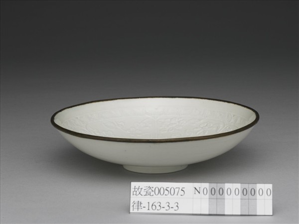 白瓷拱花花卉紋碗