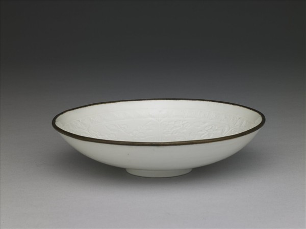 白瓷拱花花卉紋碗