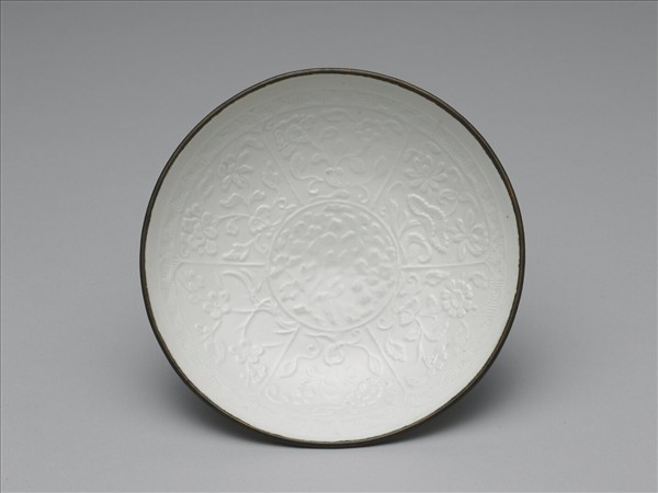 白瓷拱花花卉紋碗