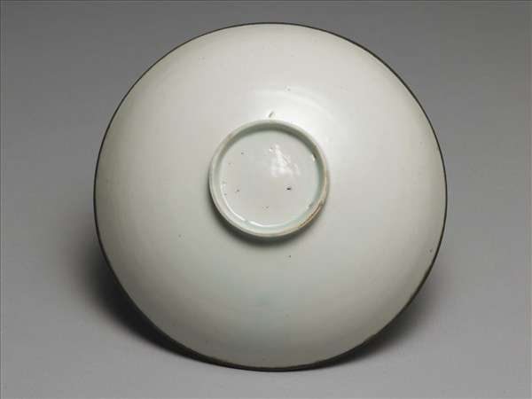 白瓷拱花花卉紋碗